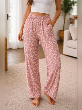 NWT - EntroUSA Soft Pink Feather Print Ribbed Wide-Leg Lounge Pants